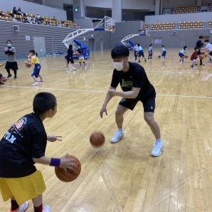 本日 #橋本竜馬 選手と #中野司 選手が釧路市内の小学生3〜6年生の皆さんを対象にバスケットボールクリニックを開催しました🏀子ども... [レバンガ北海道【Twitter】]