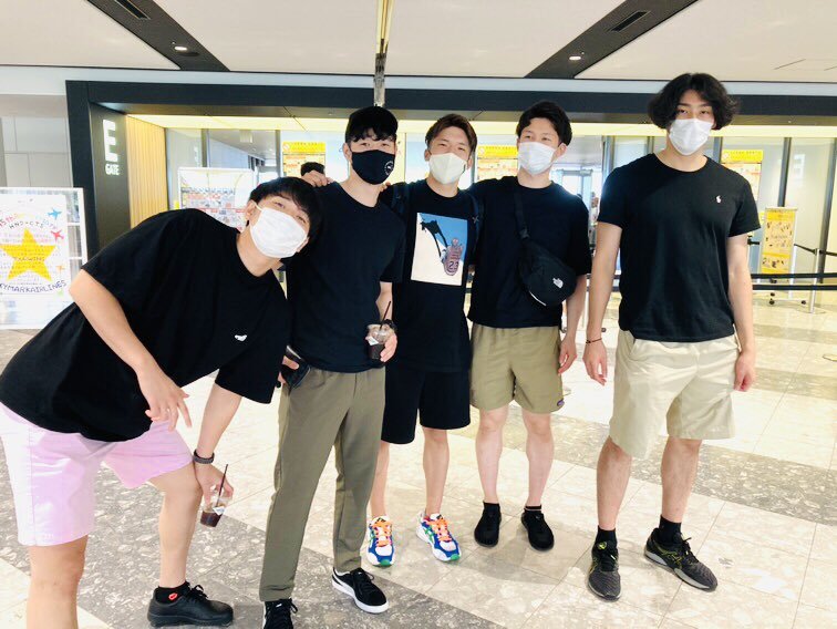 うっちー、行ってらっしゃい✈️✨#内田旦人 選手が、新シーズンの移籍先である京都に向けて北海道を旅立ちました。空港には、96年組... [レバンガ北海道【Twitter】]