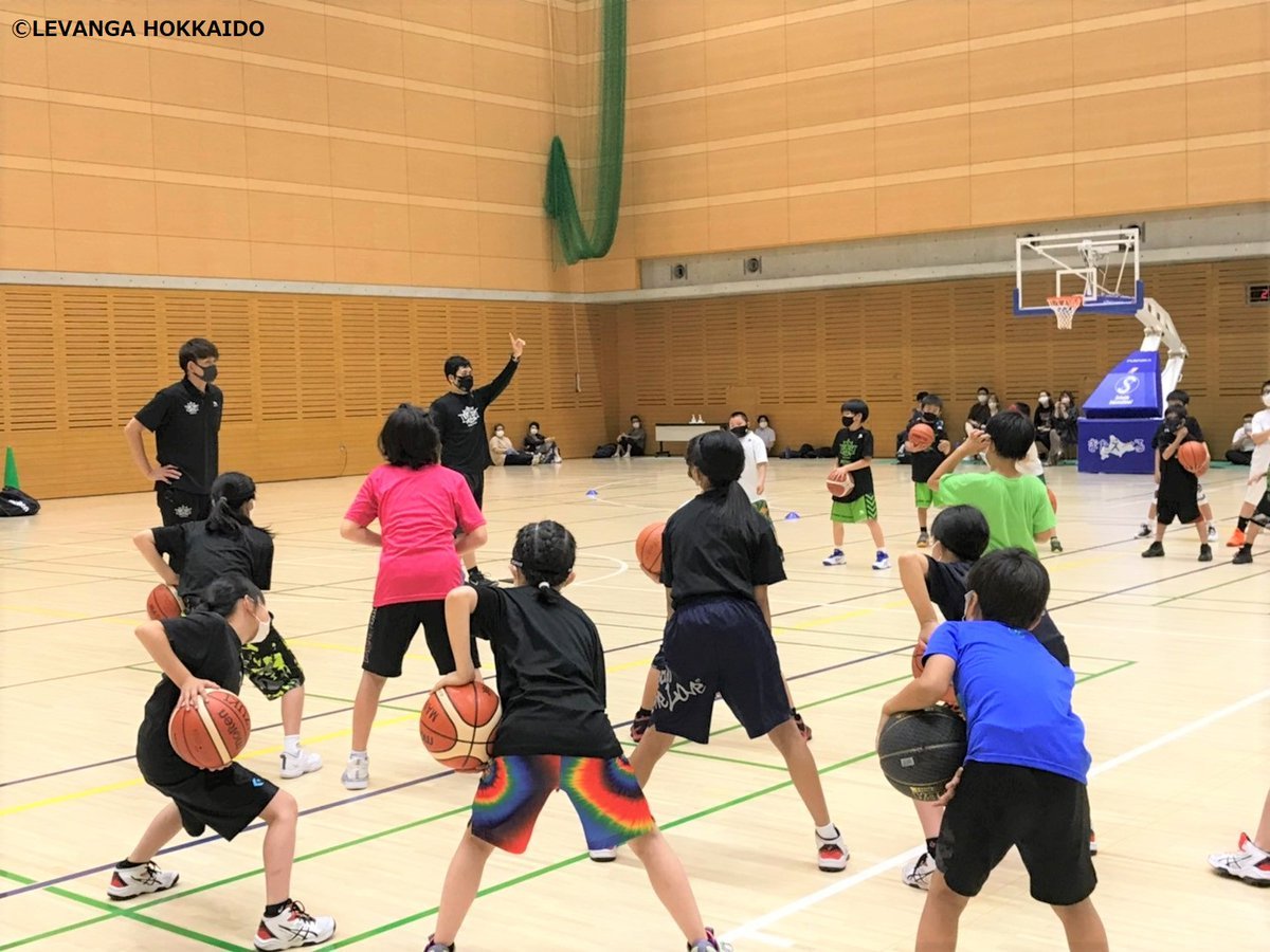 先日 #レバンガ北海道 社長の #折茂武彦 が小学校3年〜6年生の皆さんを対象にバスケットボールクリニックを開催🏀✨子どもたちとのク... [レバンガ北海道【Twitter】]