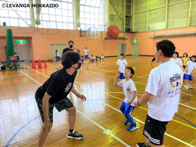 先日 #レバンガ北海道 の #桜井良太 選手と #牧全 選手が、せたな町の小中学生の皆さんを対象に、せたなスポーツアカデミーを開催⛹️✨..... [レバンガ北海道【Twitter】]
