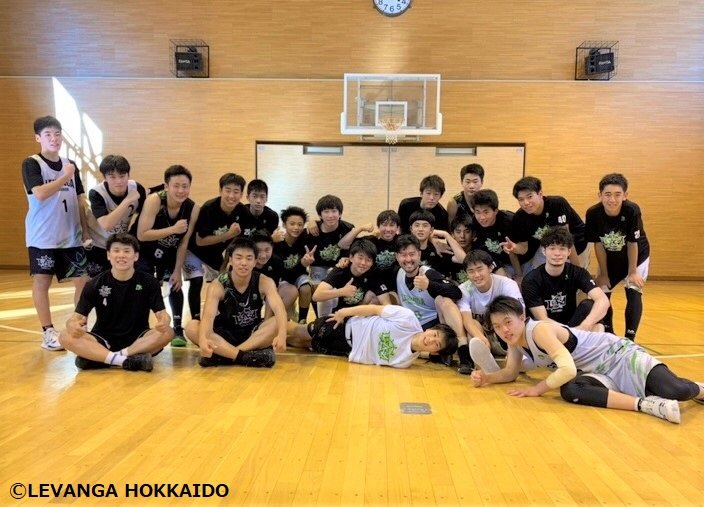 #レバンガ北海道 U15の練習に再びサプライズ参加👀#橋本竜馬 選手 #寺園脩斗 選手 #中野司 選手の3名とチームスタッフの境谷VAが、... [レバンガ北海道【Twitter】]
