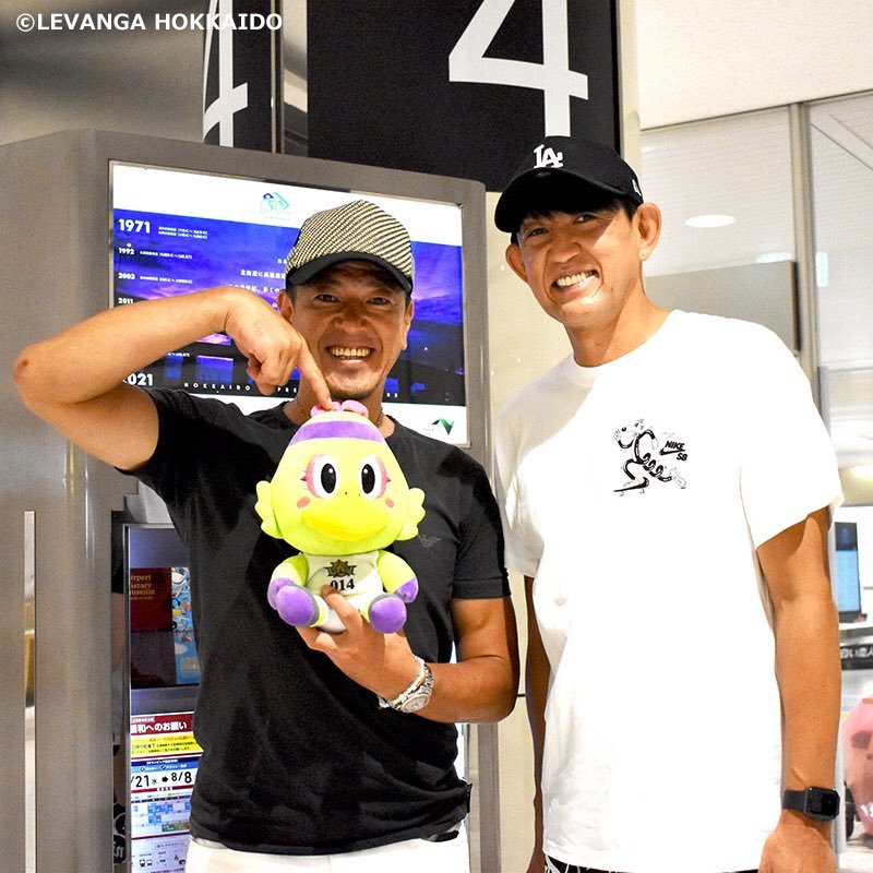 ついに…#佐古賢一 ヘッドコーチが…札幌入りしました！！✈️✨⛄️空港へのお出迎えに名乗りを上げたのは…レバンガ北海道の社長であ... [レバンガ北海道【Twitter】]