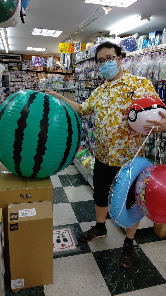 めっちゃ夏🌞🌴🏄🎇🎆スイカビーチボールはなんと直径90cm‼️#ビーチボール #おもちゃの平野 [おもちゃの平野【Twitter】]