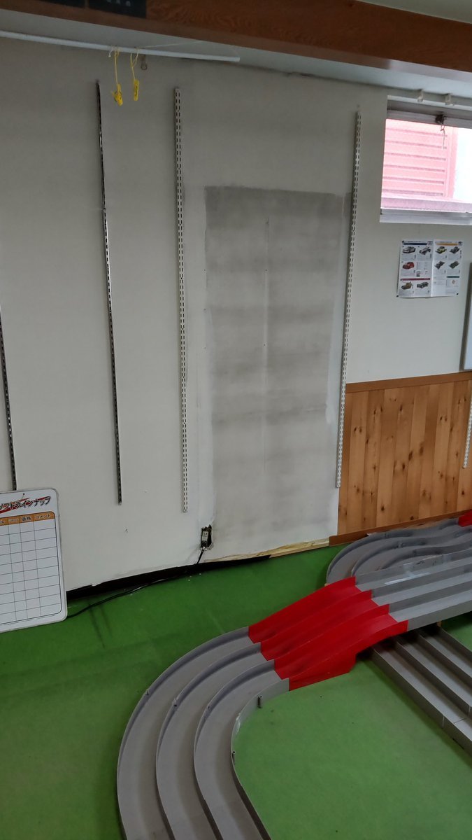 自販機大移動！かなり重い!壁が汚い（笑） [おもちゃの平野【Twitter】]