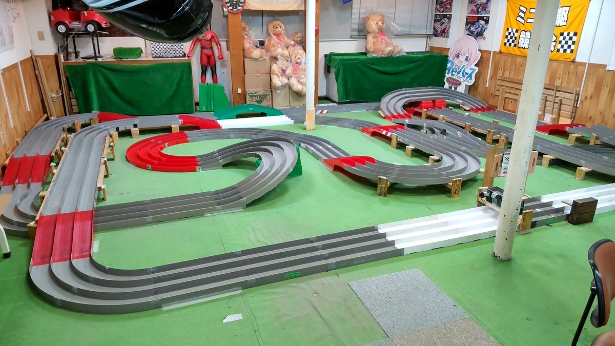 おもちゃの平野ミニ四駆コースレイアウト変更終了です!１１時までかかるのは久しぶりです皆、喜んでくれると嬉しいなぁ [おもちゃの平野【Twitter】]