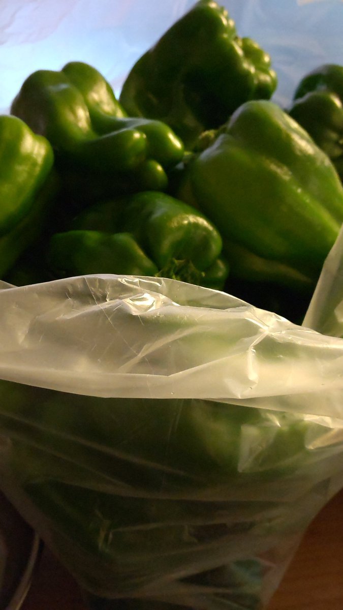 本業が農家のお客様からたくさんピーマンいただきました!ピーマン３キロ!青椒肉絲、肉詰めピーマン、ピーマンの揚げ浸し、色々... [おもちゃの平野【Twitter】]