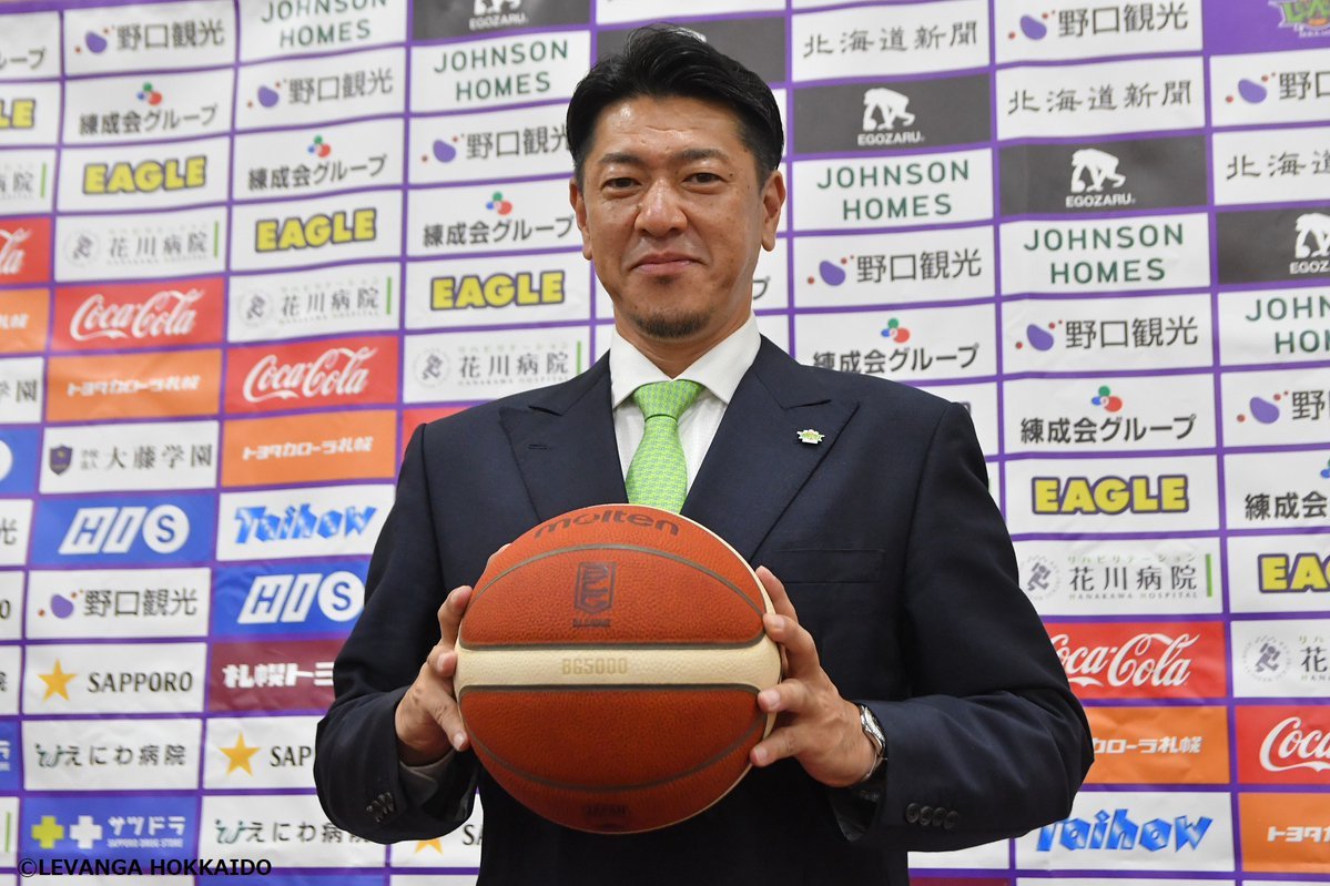 レバンガグリーンのネクタイ💚佐古HCのお子様たちが、お金を出し合い贈ってくれたもの。北海道でも頑張って欲しいとのエールがこめら... [レバンガ北海道【Twitter】]