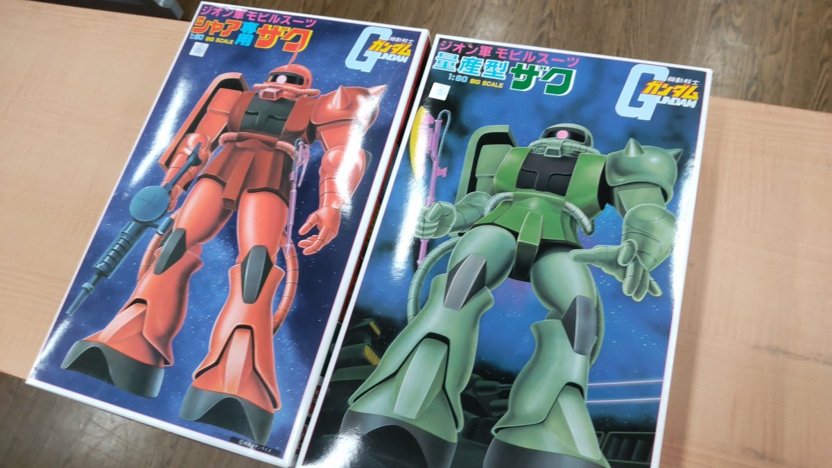 今日も景品沢山ありますね。ミニ四駆系食料品、日用品系、フィギュア系等おもちゃの平野もガンプラをこっそり出しました。（笑） [おもちゃの平野【Twitter】]