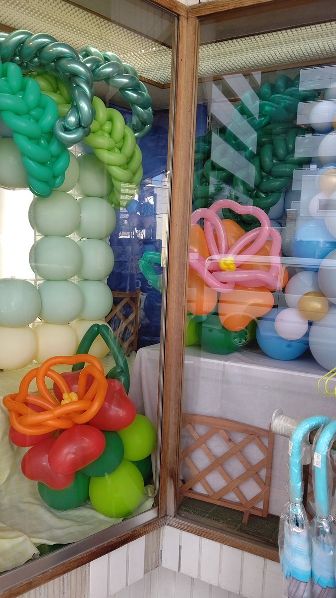 ちょっと色味と夏成分を足してみました🎈🎈#バルーンアート #ハイビスカス #おもちゃの平野 [おもちゃの平野【Twitter】]