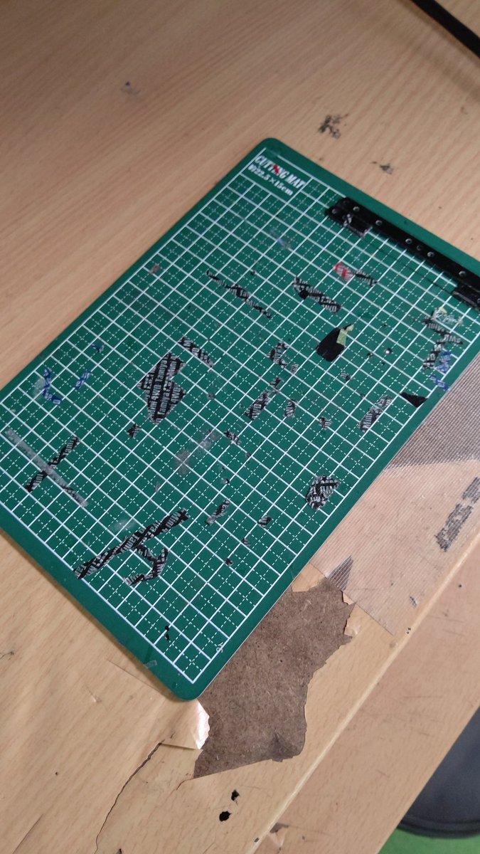 カッターマットごとお忘れ物かと思います。このまましばらく預かりますのでお心当たりのある方はご連絡ください。#ミニ四駆スペース ... [おもちゃの平野【Twitter】]