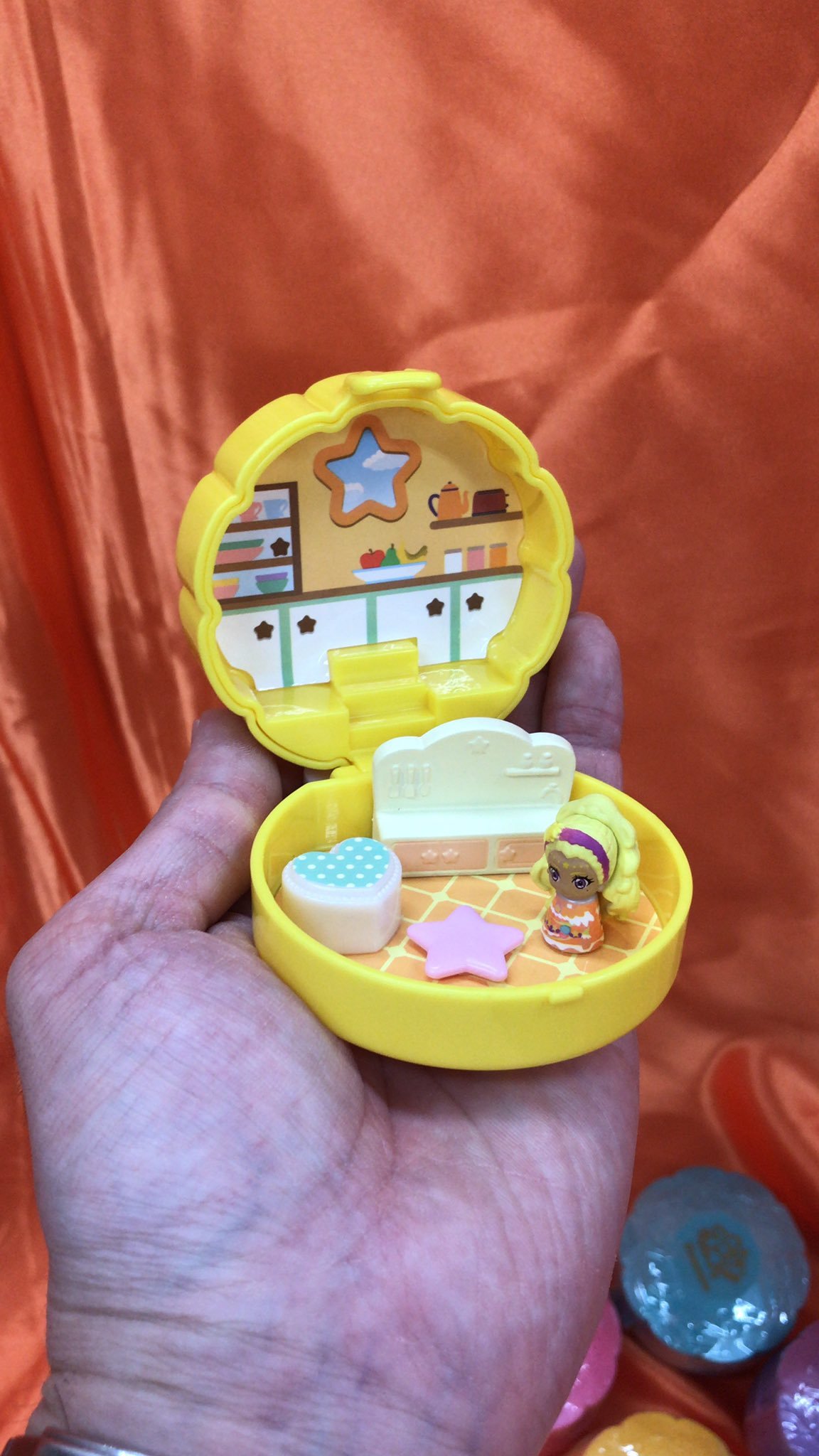 コンパクトを開くとキャラクター達のお部屋になってますよ  #プリキュア pic.twitter.com/PtMqZfGDGu [ワンダーシティ札幌 プラボ札幌西町店【Twitter】]
