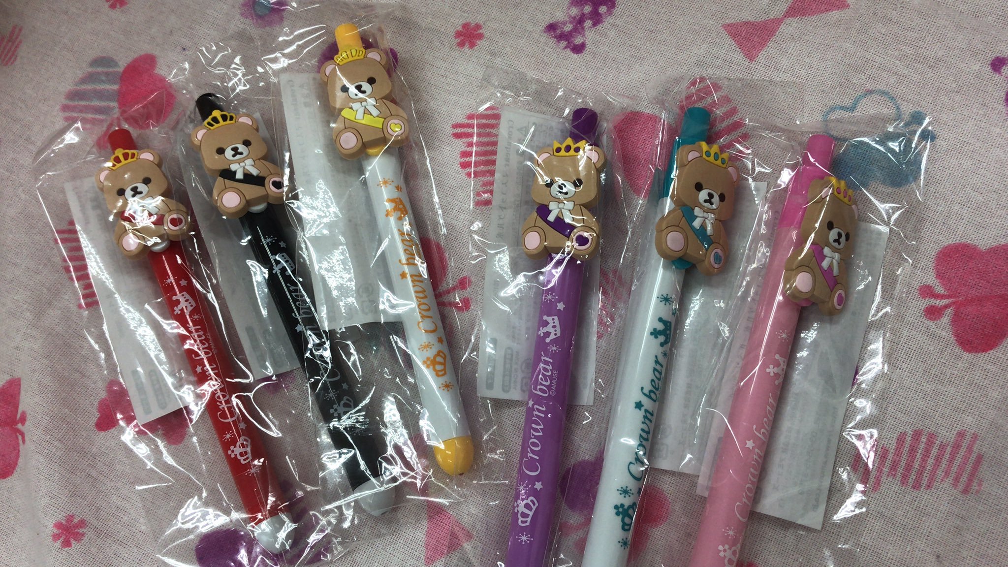 Crownbearマスコットゲルボールペンが入荷しました。王冠を被ったくまさんが付いたボールペンです。色は6色あり、被ってる王冠は2種類あり... [ワンダーシティ札幌 プラボ札幌西町店【Twitter】]
