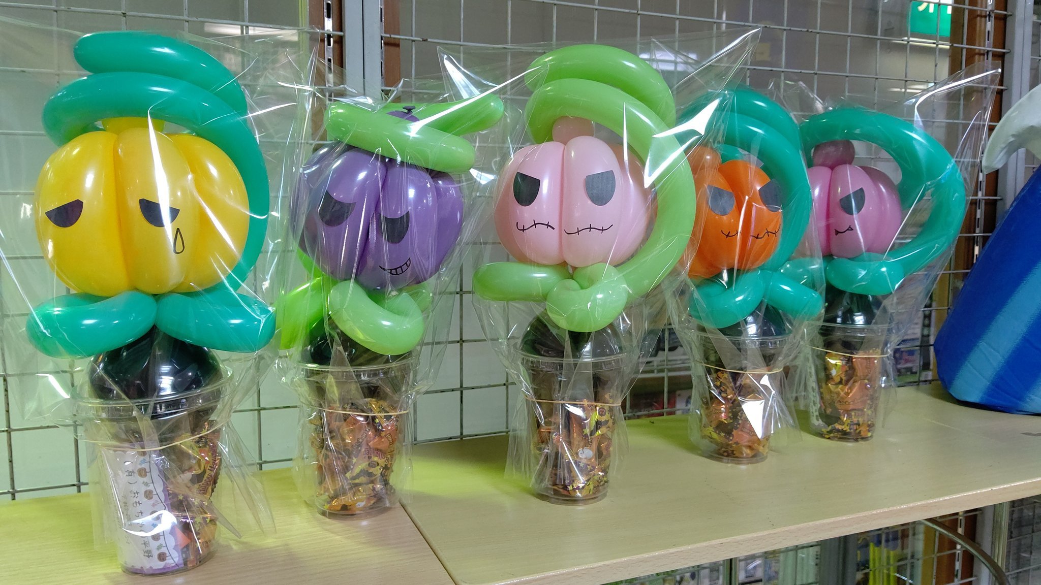 明日のぶらり市でご来場プレゼントになる子たち。 ご来場時にくじを引いて当たるプレゼントのうちのひとつになります。  明日はお天気もちそうなの... [おもちゃの平野【Twitter】]