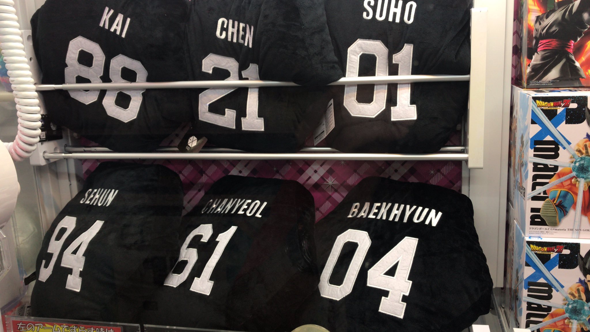 EXO ロゴBIGクッションが入荷しました。メンバー6人の名前とEXOの7種類のデザインがありますよ！　 #EXO pic.twitter.... [ワンダーシティ札幌 プラボ札幌西町店【Twitter】]