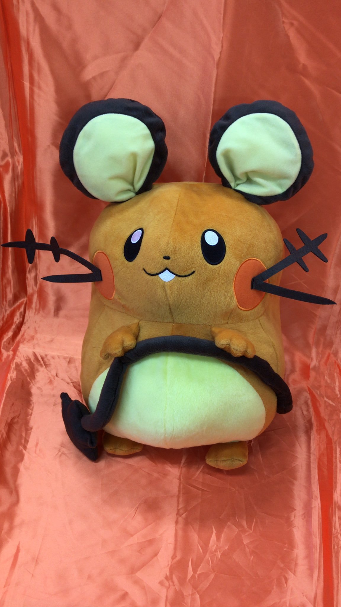 ポケットモンスター　めちゃでかデデンネぬいぐるみが入荷しました。尻尾を掴んでいて可愛いですね　 #ポケモン　 #デデンネ pic.twitt... [ワンダーシティ札幌 プラボ札幌西町店【Twitter】]