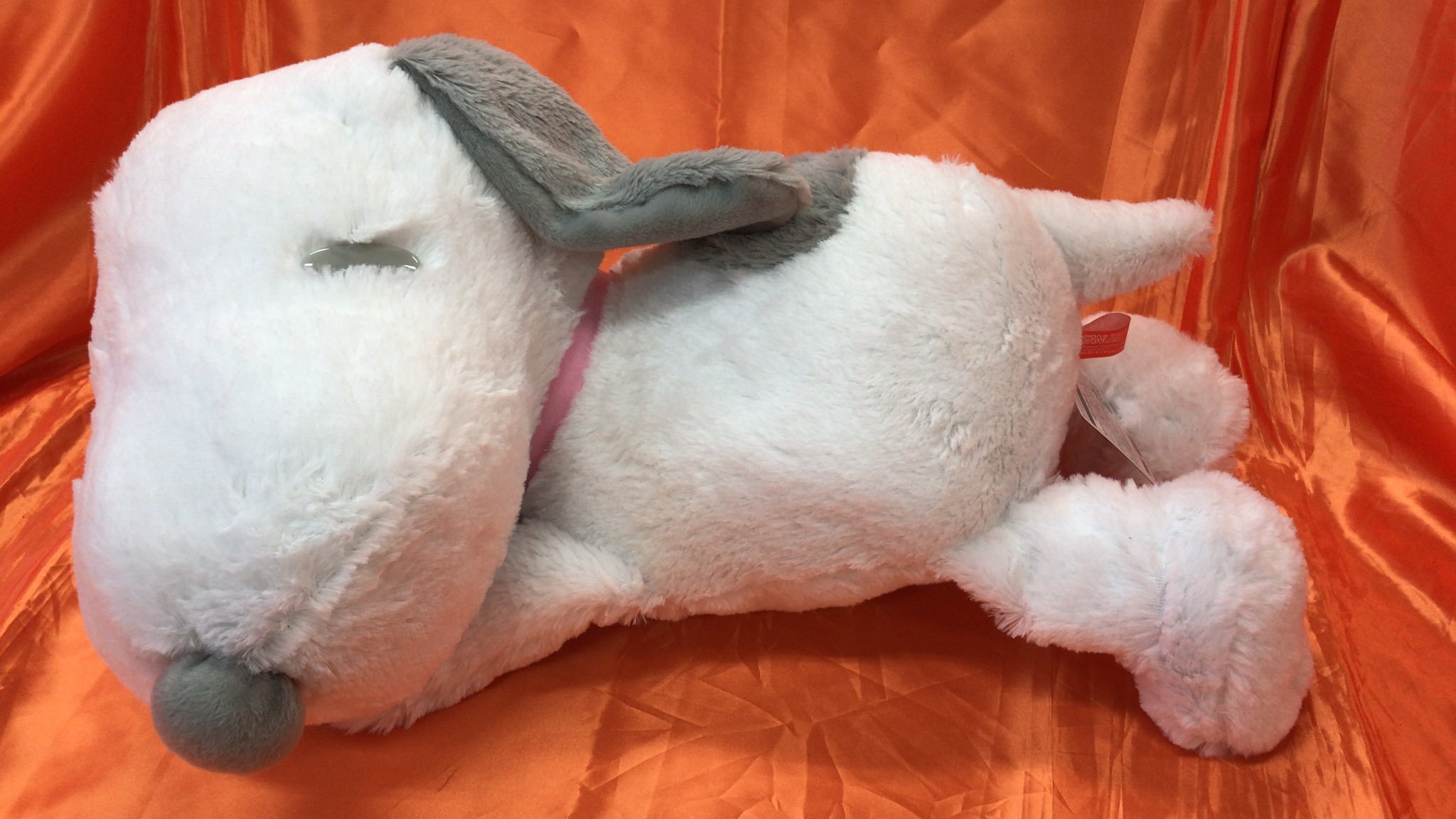 SNOOPY ギガジャンボほんわかおやすみぬいぐるみが入荷しました。淡い色合いの大きなスヌーピーのぬいぐるみです。気持ち良さそうに寝ている表... [ワンダーシティ札幌 プラボ札幌西町店【Twitter】]