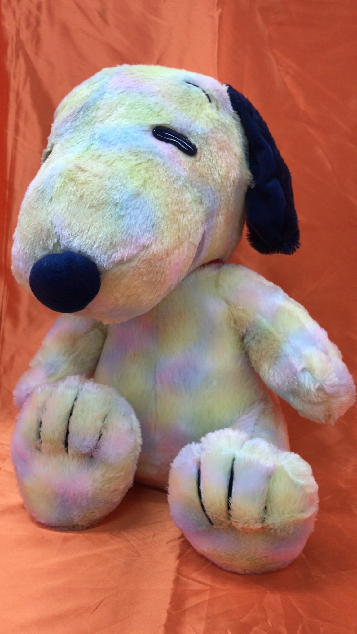 SNOOPY ギガジャンボレインボーぬいぐるみが入荷しました。こちらは先程とは逆にカラフルなスヌーピーの大きいぬいぐるみです。手触りも大きさ... [ワンダーシティ札幌 プラボ札幌西町店【Twitter】]