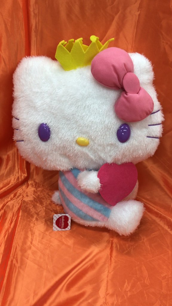 ハローキティ　ギガジャンボクラウンぬいぐるみが入荷しました。王冠を被ってハートを持った大きなぬいぐるみです。目の色や服など珍しいカラーリング... [ワンダーシティ札幌 プラボ札幌西町店【Twitter】]
