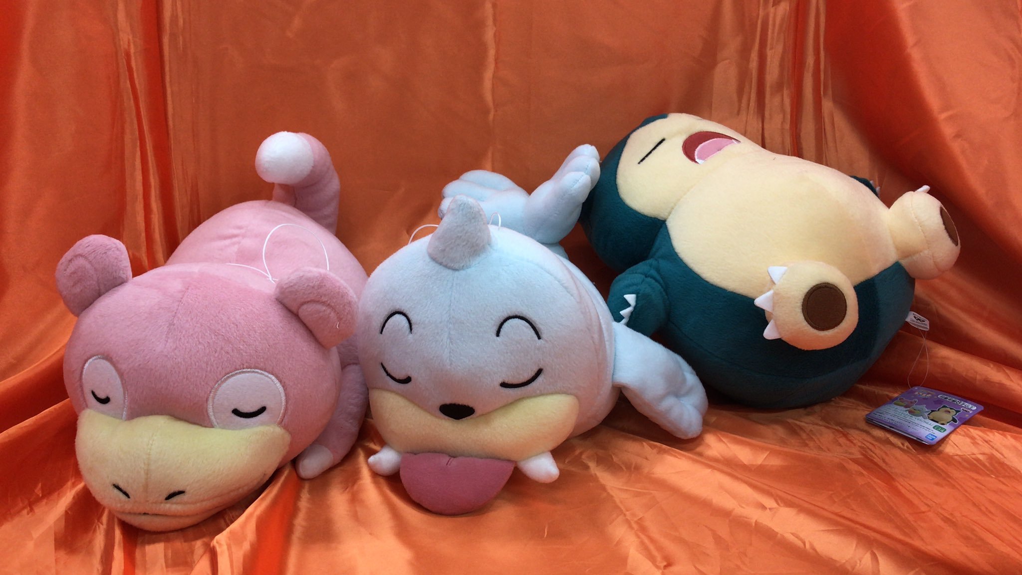 ポケットモンスター　でっかいコロっとまんまるぬいぐるみ 「ねむる」〜ヤドン・バウワウ・カビゴン〜　が入荷しました。わざのねむるを使った時のポ... [ワンダーシティ札幌 プラボ札幌西町店【Twitter】]