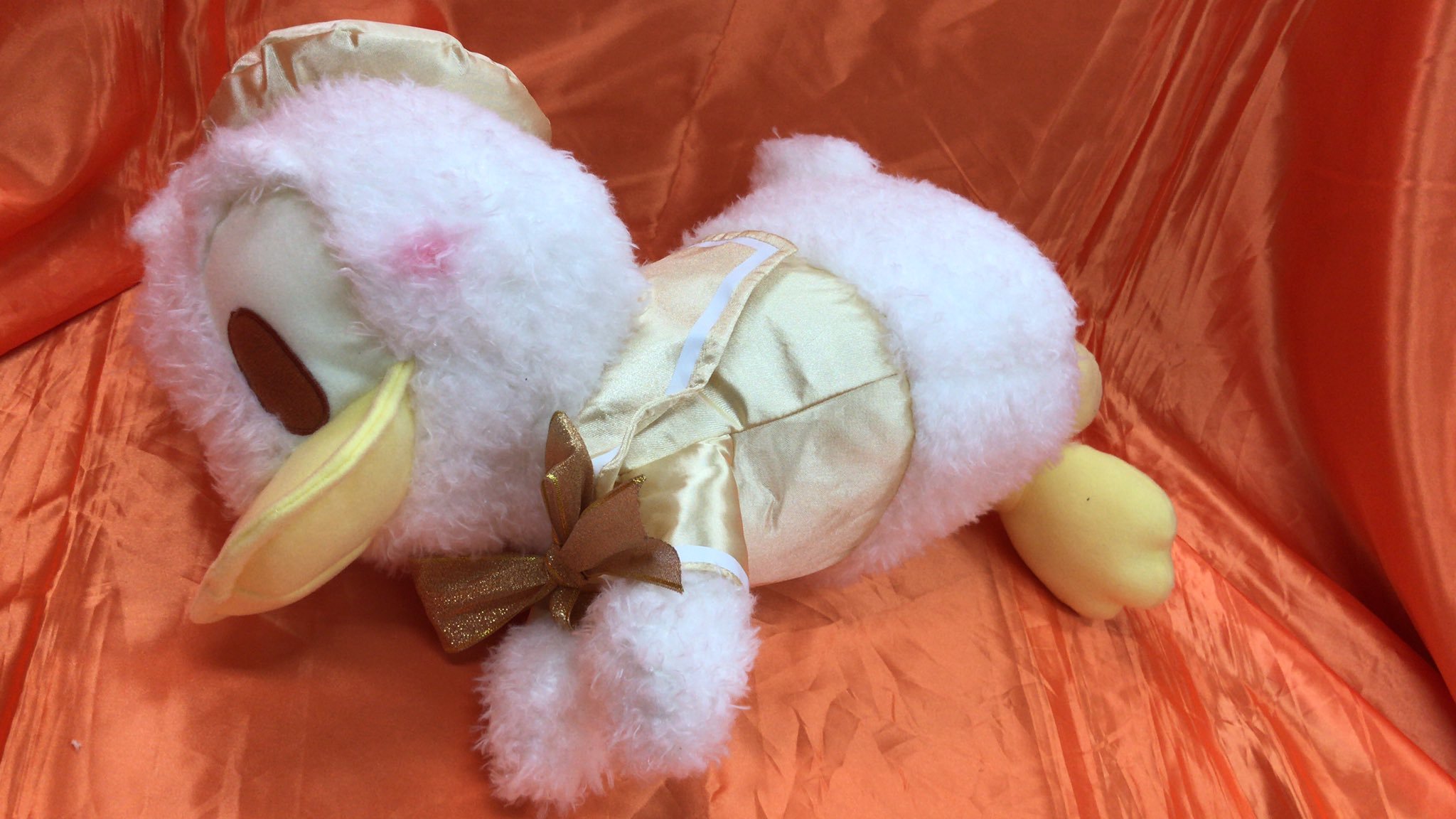 ドナルドダック　赤いほっぺ　メガジャンボホワイトゴールド寝そべりぬいぐるみが入荷しました。いつもの服が金色になっちゃったドナルドダックです。... [ワンダーシティ札幌 プラボ札幌西町店【Twitter】]