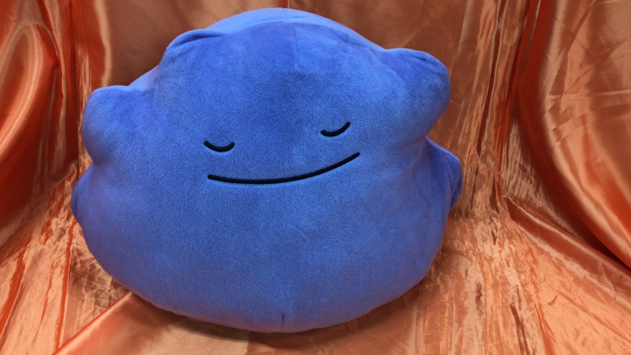 ポケットモンスター　くつろぎタイム　めちゃでかぬいぐるみ　〜メタモン〜　が入荷しました。このメタモン、完全にリラックスしてますね、良い表情し... [ワンダーシティ札幌 プラボ札幌西町店【Twitter】]