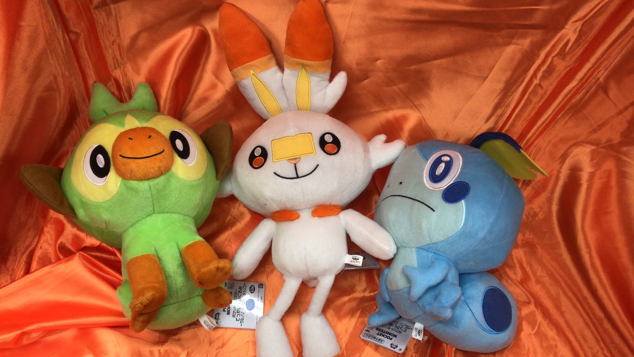 ポケットモンスター　でっかいぬいぐるみ  〜サルノリ・ヒバニー・メッソン〜　が入荷しました。ポケモン最新作の新御三家が早くも登場です。ゲーム... [ワンダーシティ札幌 プラボ札幌西町店【Twitter】]