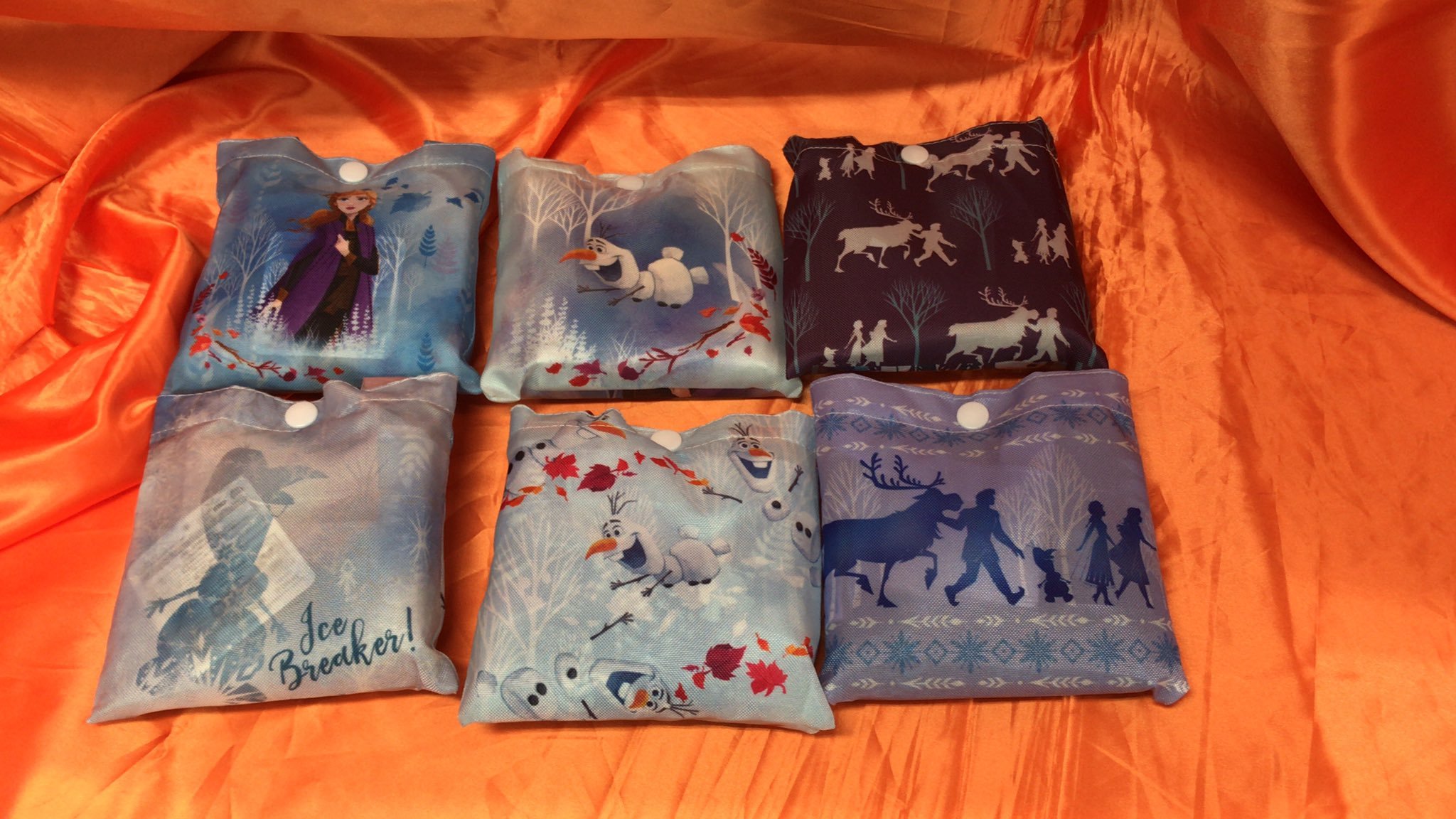 エコバッグの収納袋は全部で6種類、裏表で絵柄が違うのが嬉しいですね。　 #アナ雪2 pic.twitter.com/8bJOqgqni2 [ワンダーシティ札幌 プラボ札幌西町店【Twitter】]