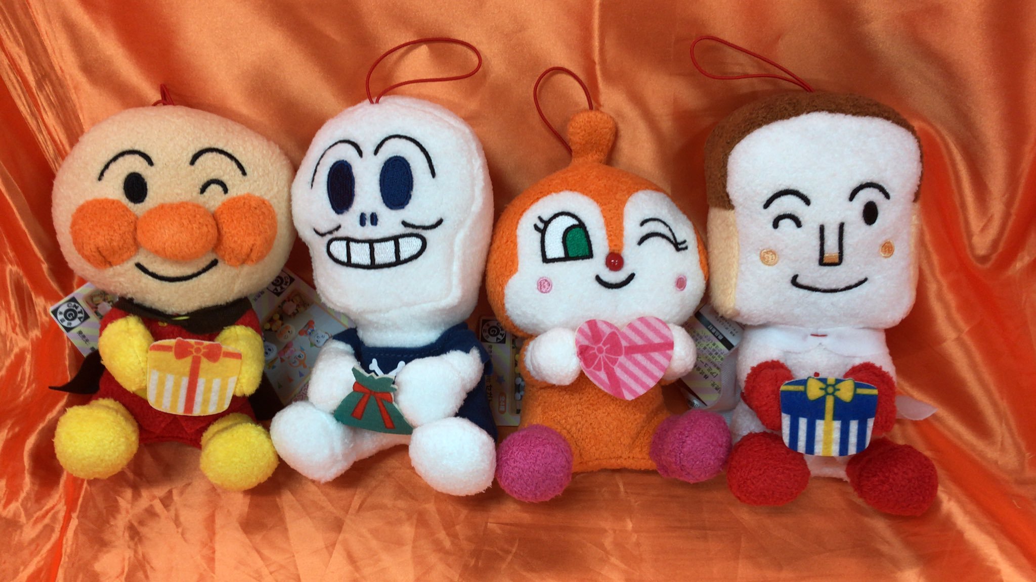それいけ！アンパンマン　ころふわ　プレゼントぬいぐるみが入荷しました。手にプレゼントを持ったクリスマスにぴったりなぬいぐるみです。今回はこち... [ワンダーシティ札幌 プラボ札幌西町店【Twitter】]
