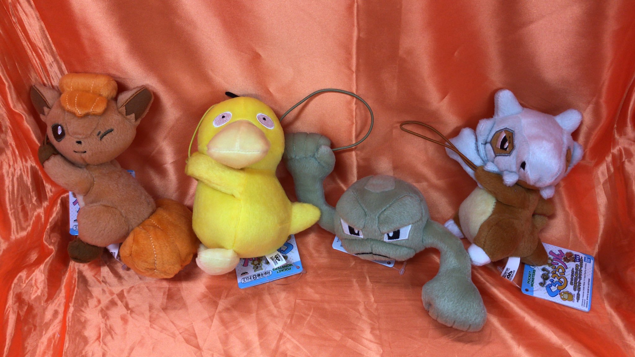 ポケットモンスター　ぐらぶらりんぬいぐるみ　〜ロコン・コダック・イシツブテ・カラカラ〜　が入荷しました。カバンなどに付けると、まるでポケモン... [ワンダーシティ札幌 プラボ札幌西町店【Twitter】]