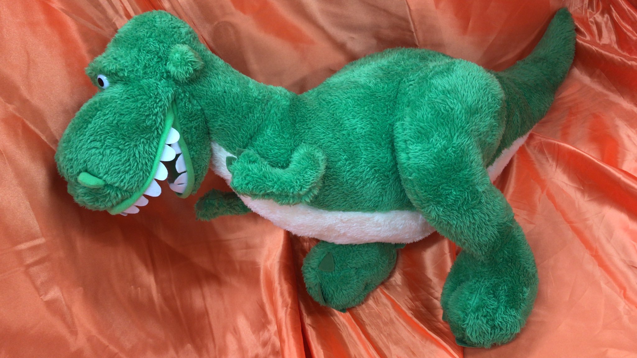 トイストーリーより、レックス　ギガジャンボぬいぐるみが入荷しました。ついにレックスが大きなぬいぐるみで登場です！　 #トイストーリー pic... [ワンダーシティ札幌 プラボ札幌西町店【Twitter】]
