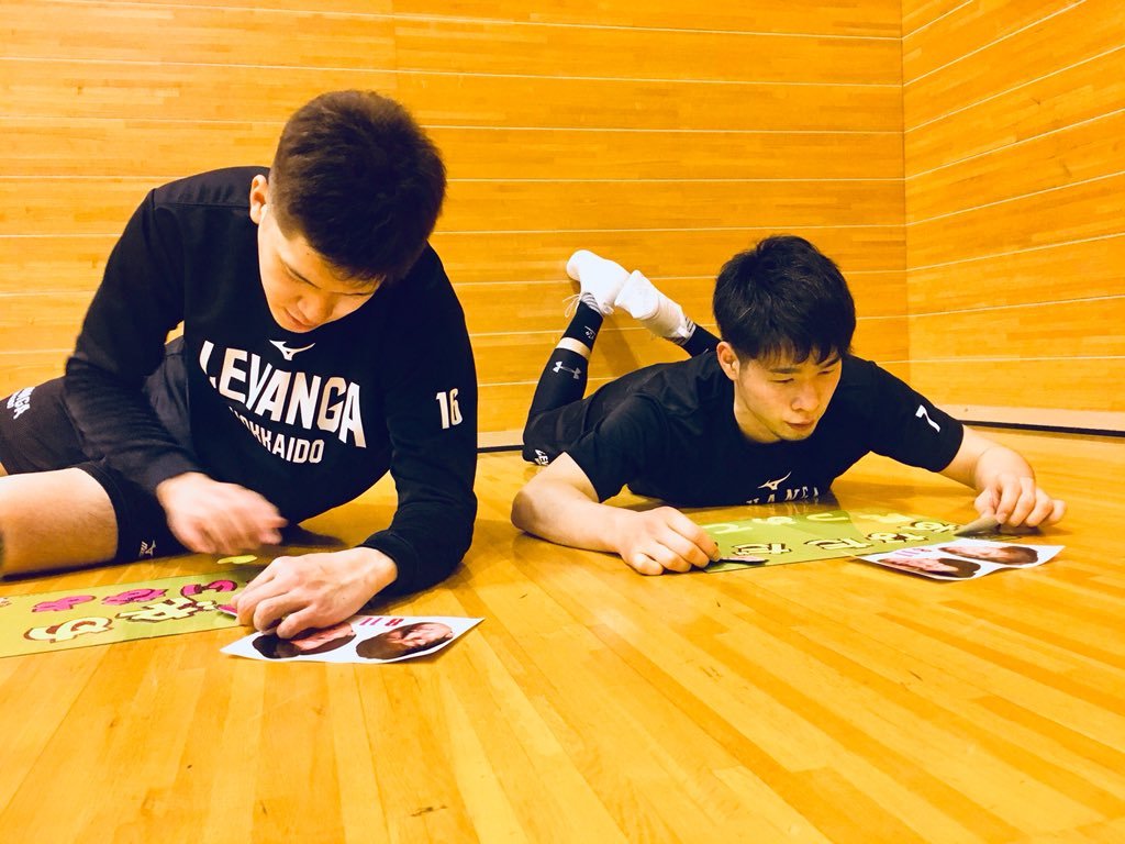 明日12/1初回放送の『 #レバDUN！』では、 #中野司 選手と  #内田旦人 選手が  #レバンガ応援ボード 作りに挑戦  中野選手は ... [レバンガ北海道【Twitter】]