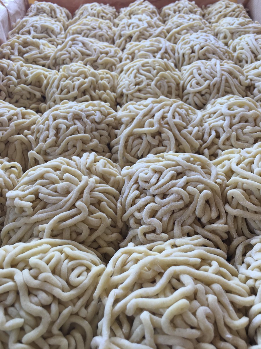 当店では油そばや煮干しそば、つけ麺など、当店のスープに完全にマッチングしたオリジナルの麺を開発しております！皆様にご満足い... [中華そば　札幌煮干センター【Twitter】]