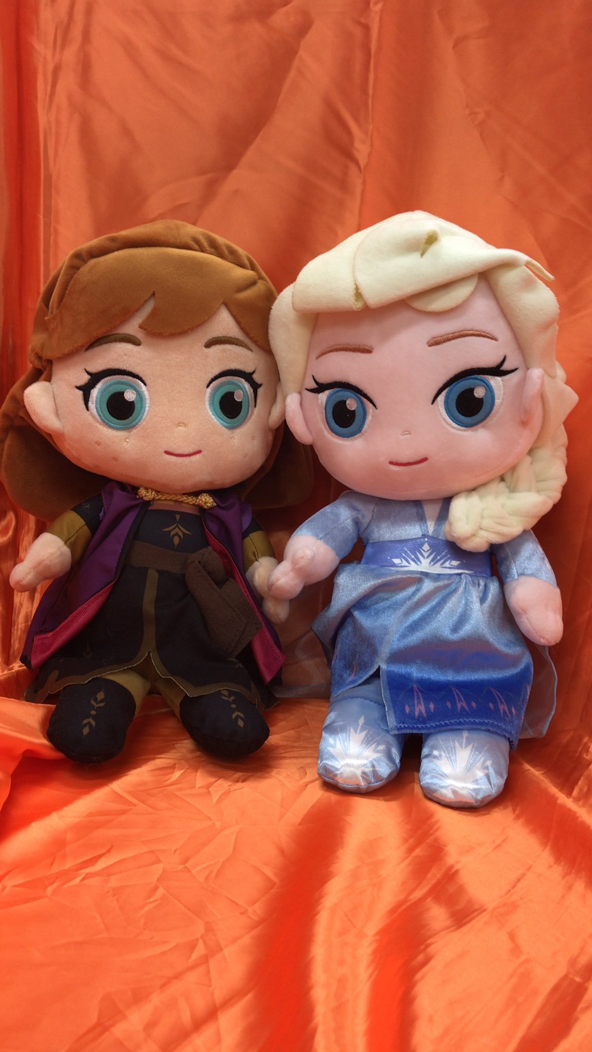アナと雪の女王2 メガジャンボぬいぐるみ　のアナとエルサが入荷しました。是非セットでゲットしてくださいね！　 #アナ雪2 pic.twitt... [ワンダーシティ札幌 プラボ札幌西町店【Twitter】]