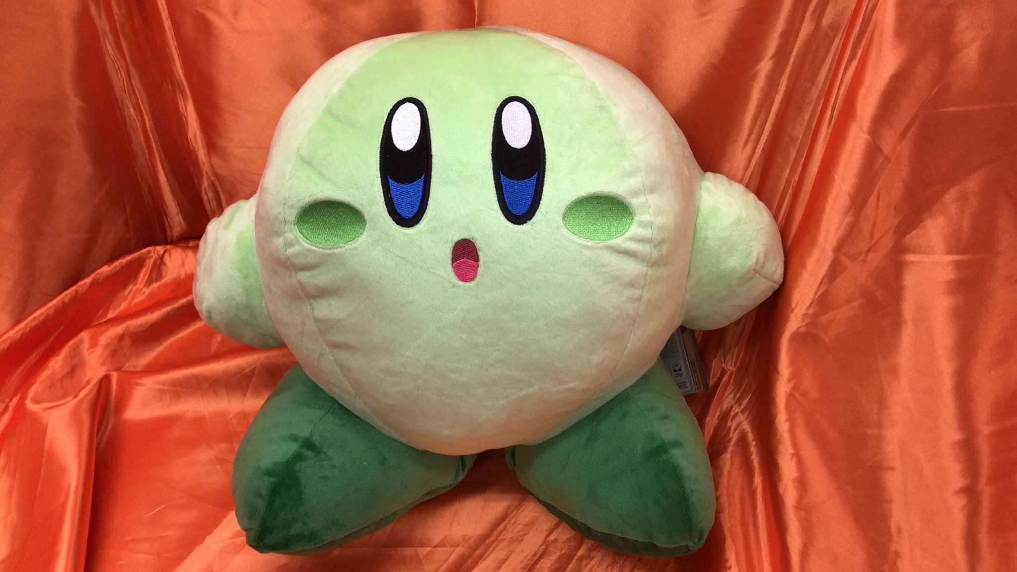星のカービィ　マルチカラーBIGぬいぐるみが入荷しました。撮影スペースの関係で一種類しか写せませんでしたが、全4色でポーズと表情がそれぞれ違... [ワンダーシティ札幌 プラボ札幌西町店【Twitter】]