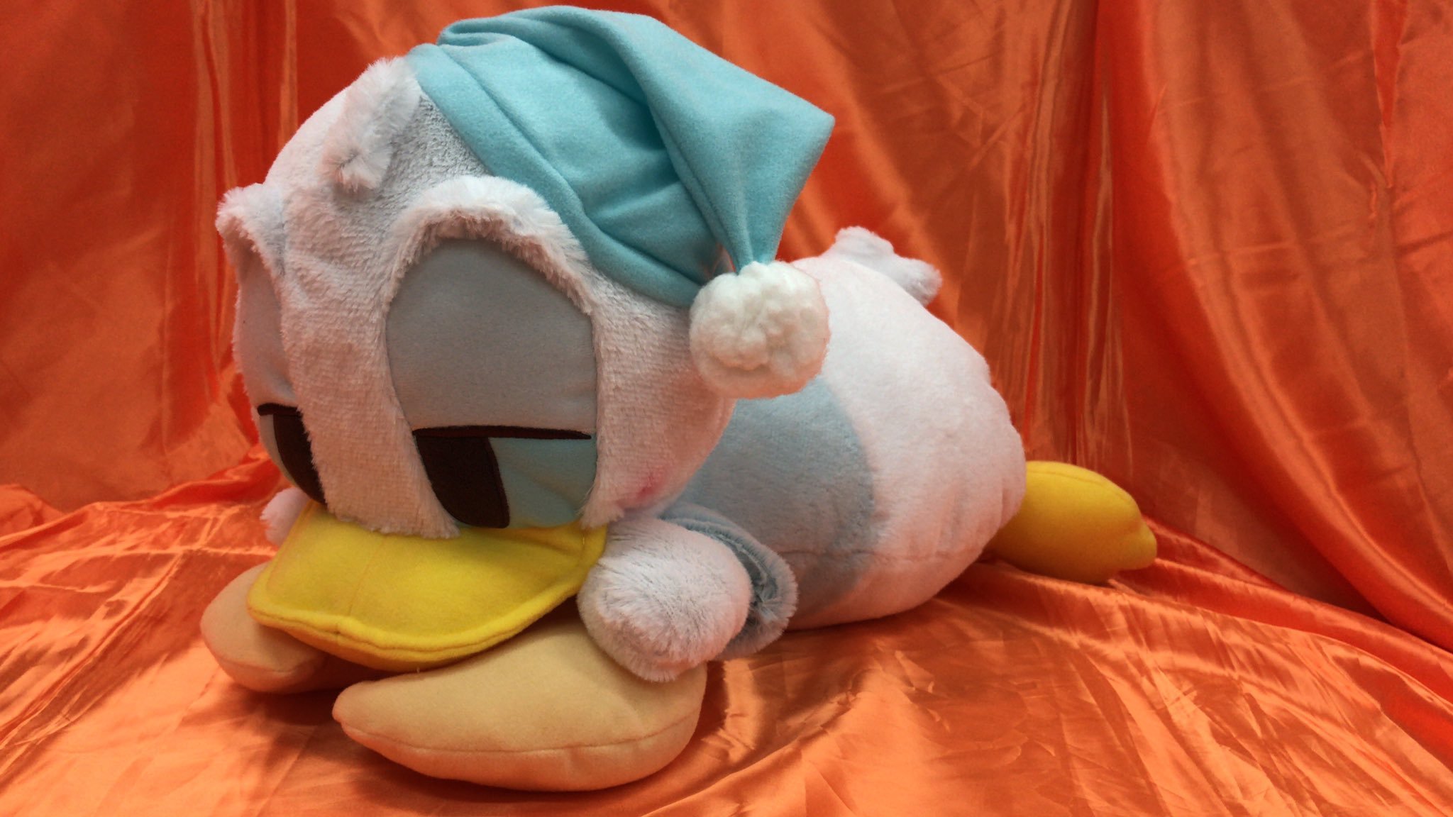 ドナルドダック　赤いほっぺ　メガジャンボふわふわパジャマぬいぐるみが入荷しました。ウトウトとした表情がとてもかわいいですよ pic.twit... [ワンダーシティ札幌 プラボ札幌西町店【Twitter】]