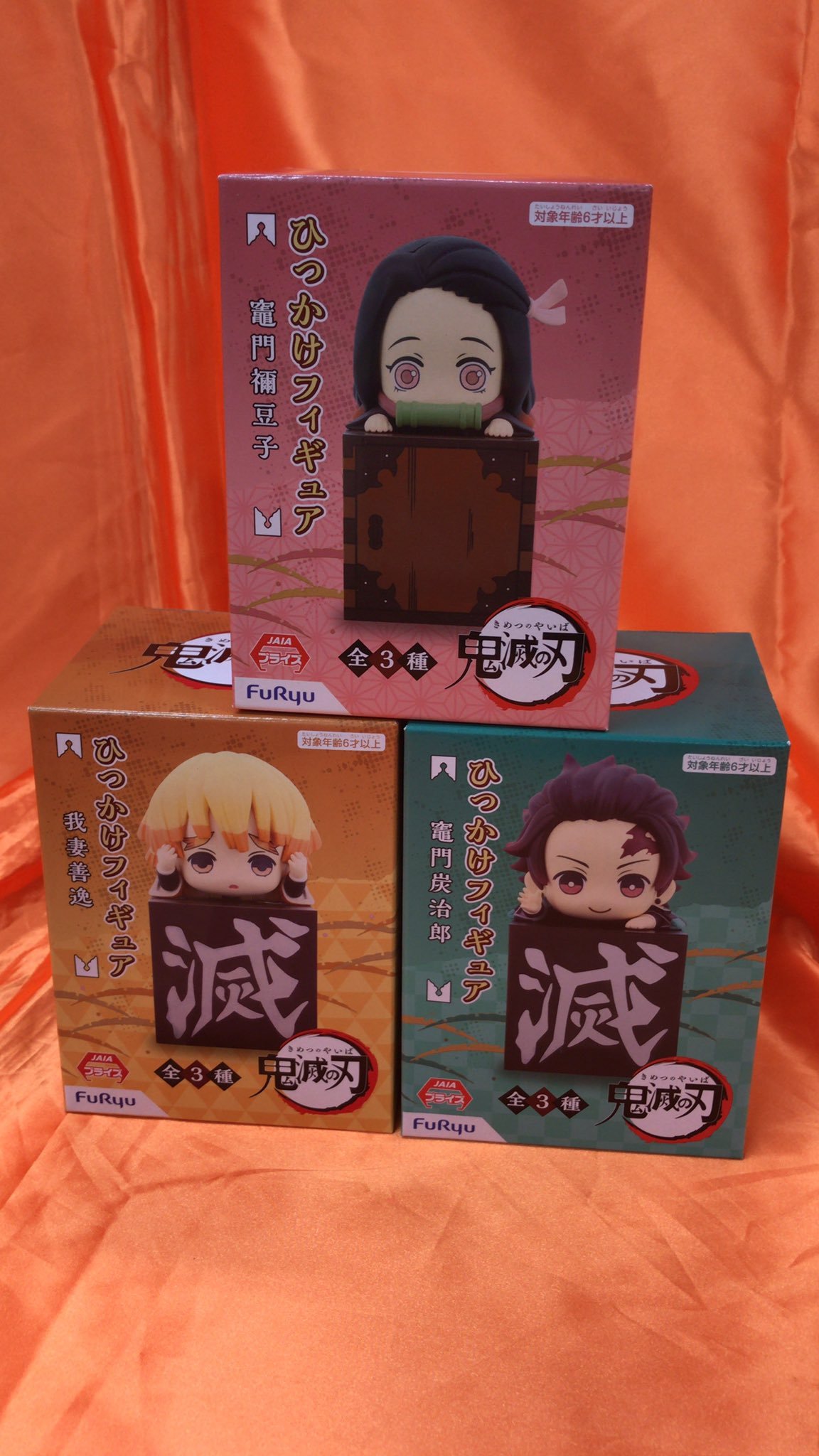 鬼滅の刃　ひっかけフィギュアが入荷しました。机の端など、いろいろなところにひっかけられますよ　 #鬼滅の刃 pic.twitter.com/... [ワンダーシティ札幌 プラボ札幌西町店【Twitter】]