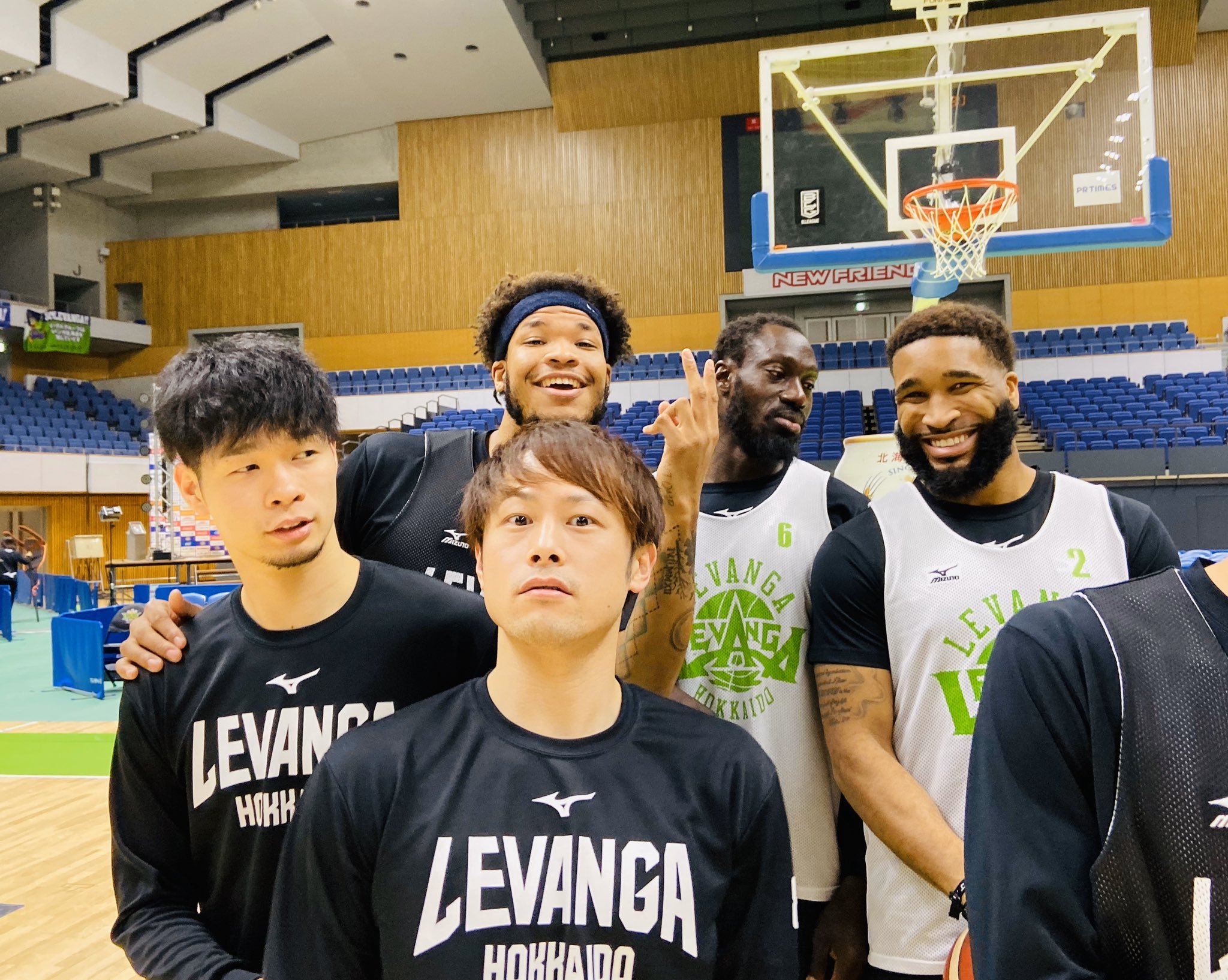 新年ムービー撮影の裏側...  この日は珍しく  #ミークス 選手が「写真撮って写真撮って〜」と言ってきたのですその時のショットがこちら  ... [レバンガ北海道【Twitter】]
