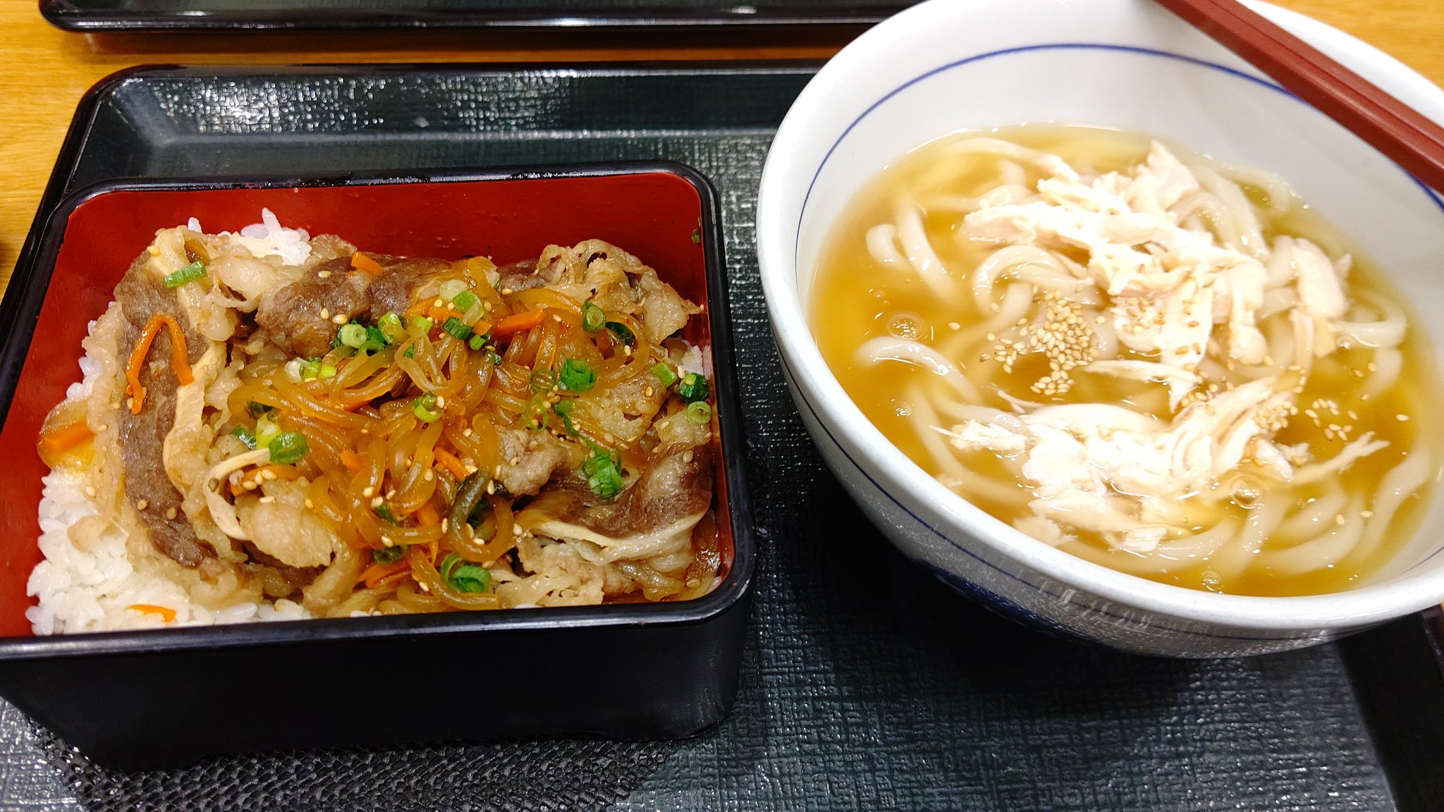手軽に 牛丼？ うどん？(笑) pic.twitter.com/54idIxCLlV [おもちゃの平野【Twitter】]