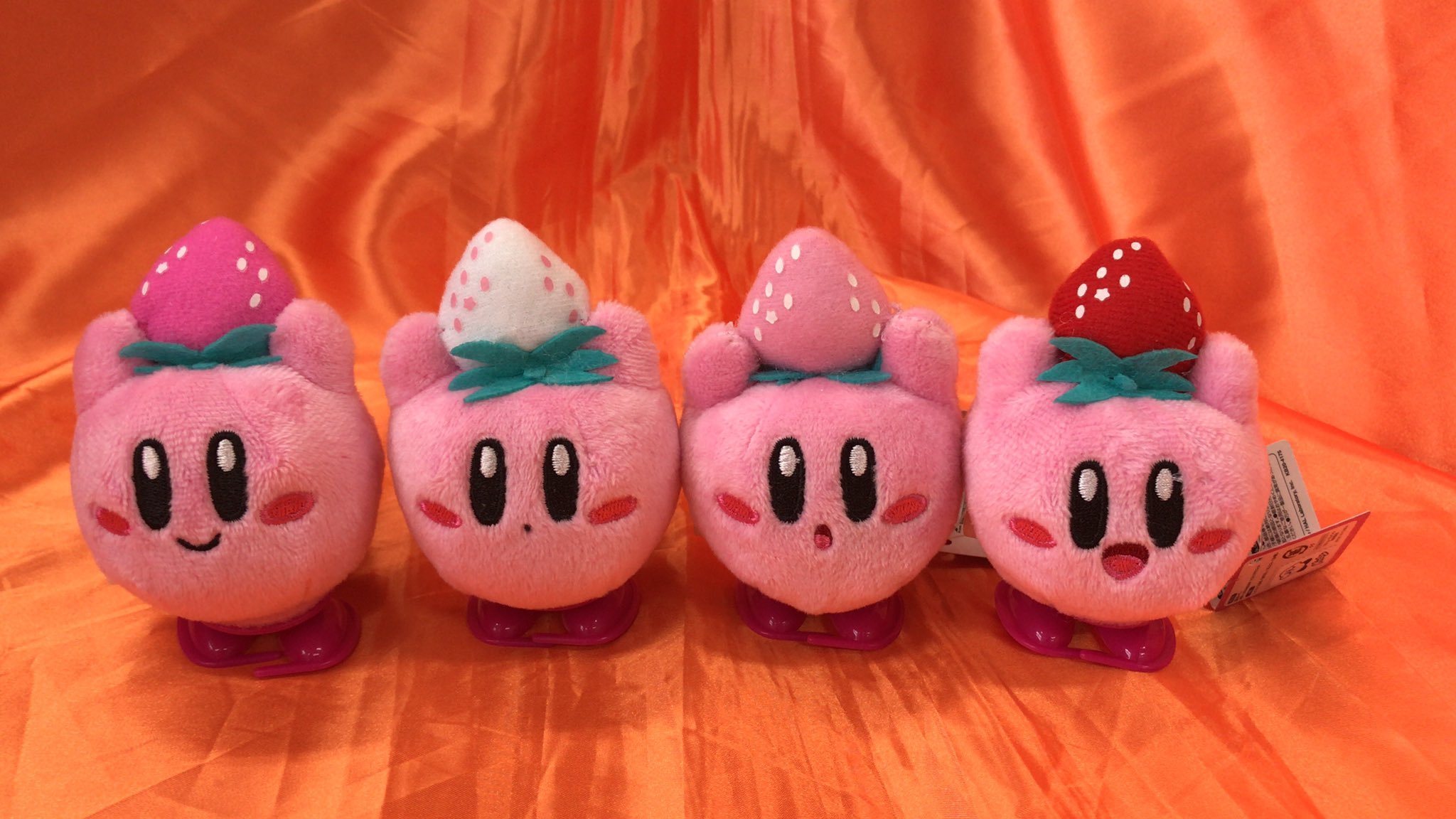 星のカービィ VERY STRAWBERRY トコトコマスコットも入荷してます。苺を掲げて歩くマスコットですよ pic.twitter.co... [ワンダーシティ札幌 プラボ札幌西町店【Twitter】]