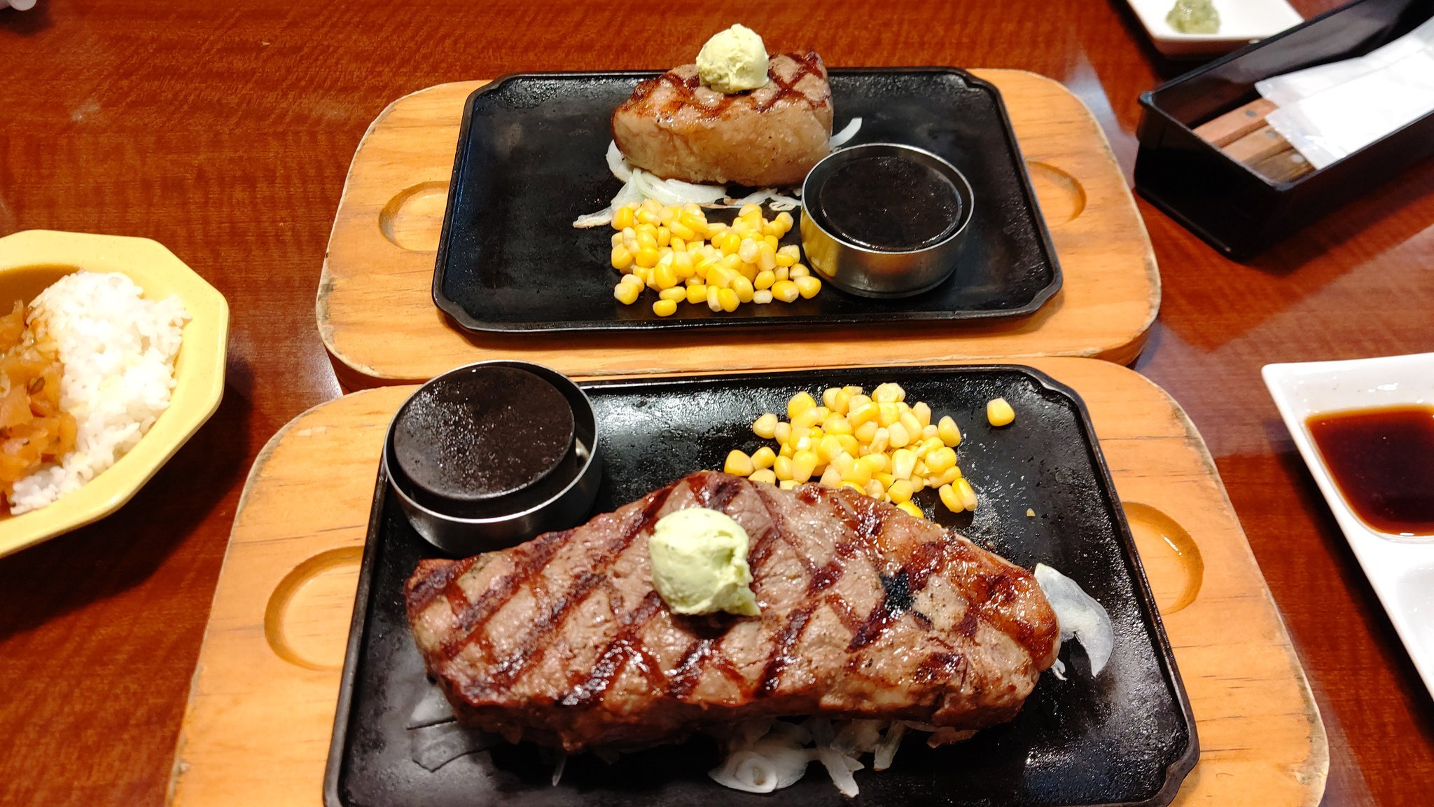 今日の晩御飯は、 ステーキですよ！ ４５０gグラインダーが丁度いい！ 奥は１５０gです。 (笑) pic.twitter.com/ioTSC... [おもちゃの平野【Twitter】]