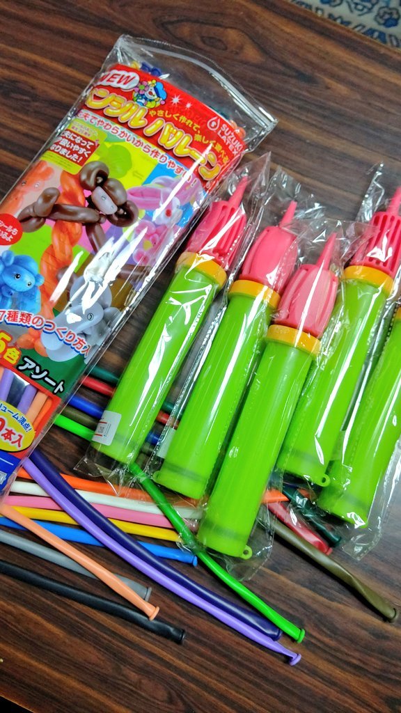 入荷したポンプの点検がてら、ペンシルバルーンのお試しをしてみます♪︎  #ペンシルバルーン  #鈴木ラテックス pic.twitter.co... [おもちゃの平野【Twitter】]