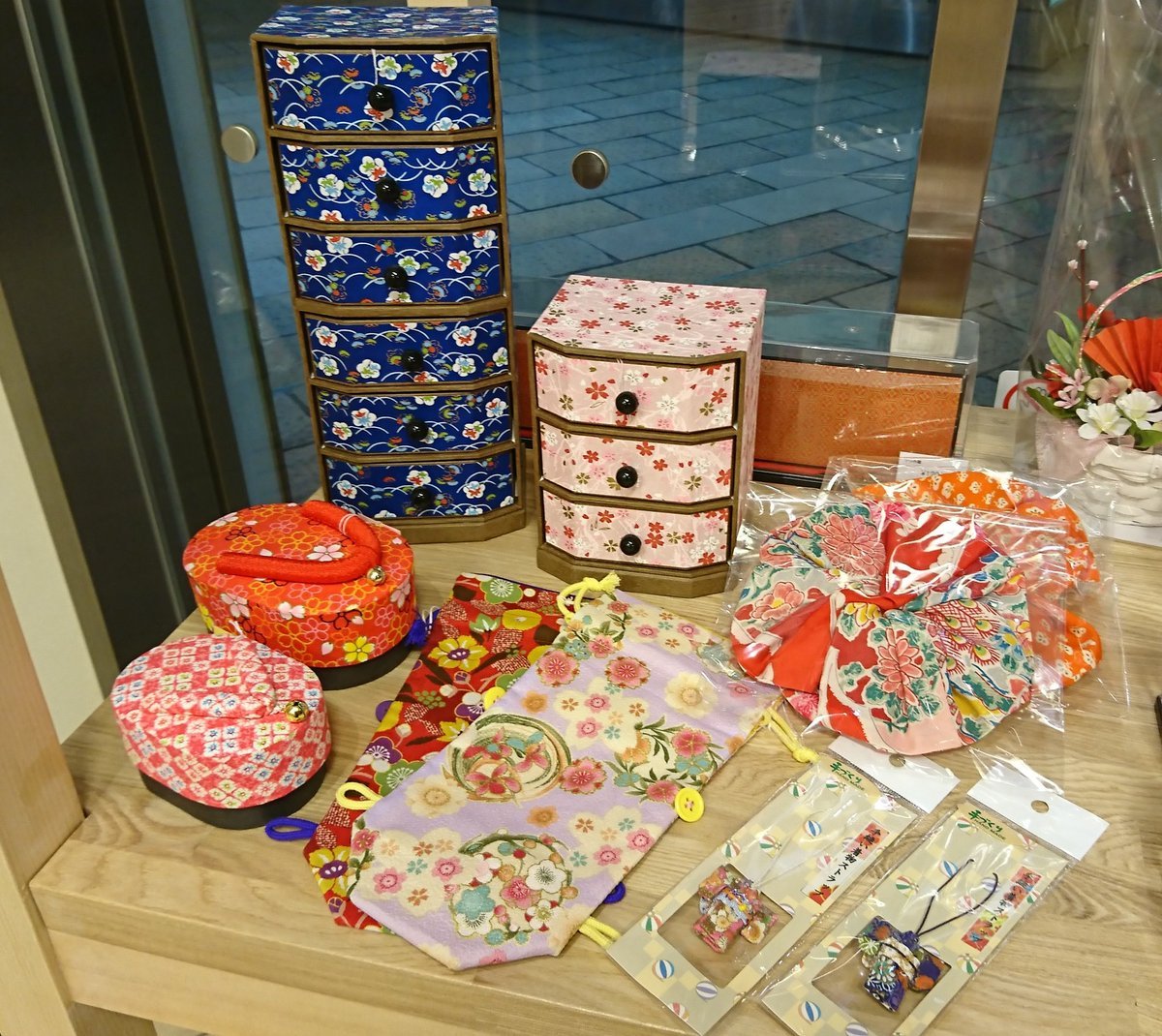 海外からの観光客の方がどんどん増えてきている今日この頃(*^^*)和柄や着物リメイクなどの雑貨を集めてみました🎵和雑貨はほっこりと温... [元気ショップいこ～る【Twitter】]