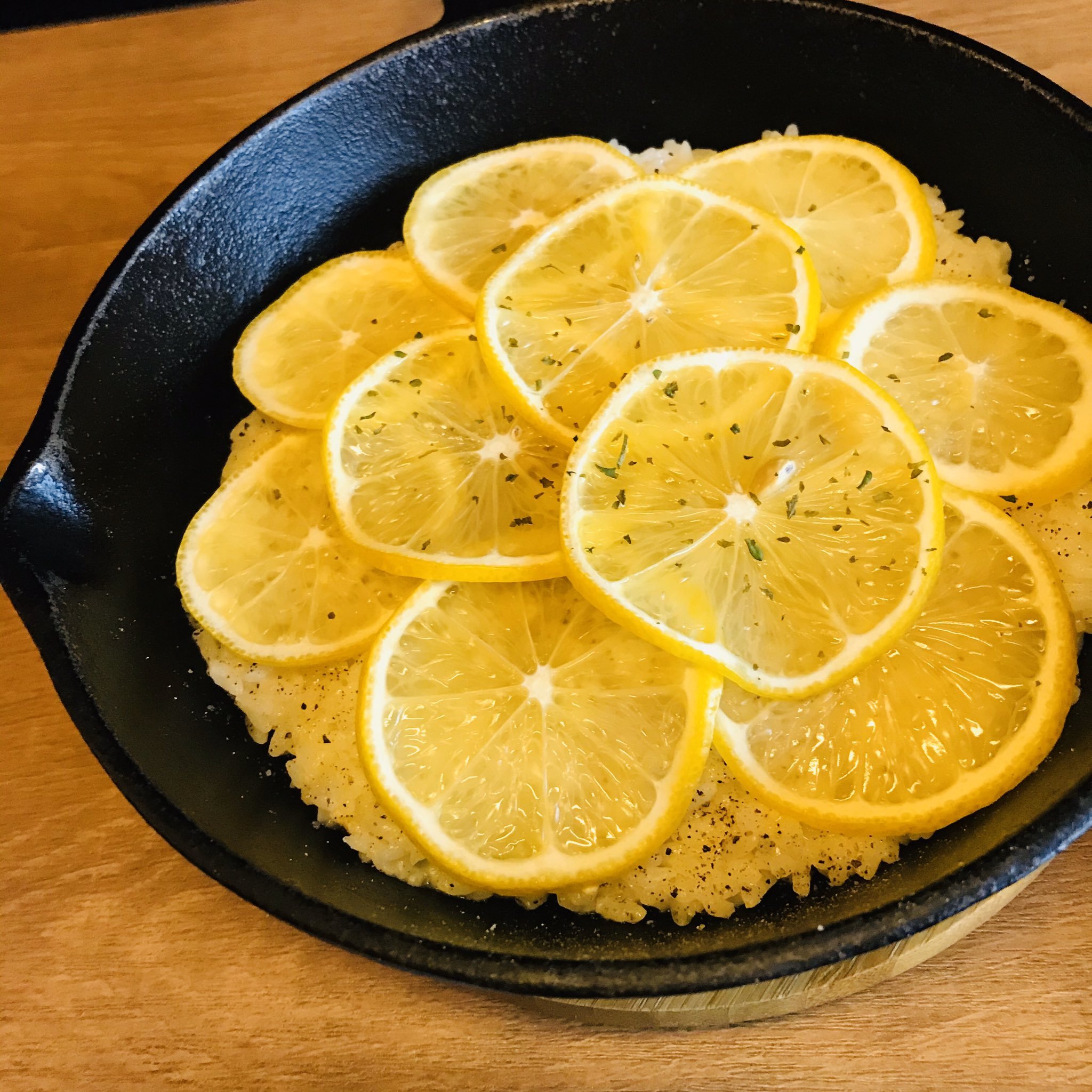 こんにちわ！本日も１７時から営業です^ ^人気商品『黒こしょうとパルメザンチーズのレモンリゾット』用意してお待ちしてます(o^^o) pic... [バル　FUJIYAMA【Twitter】]