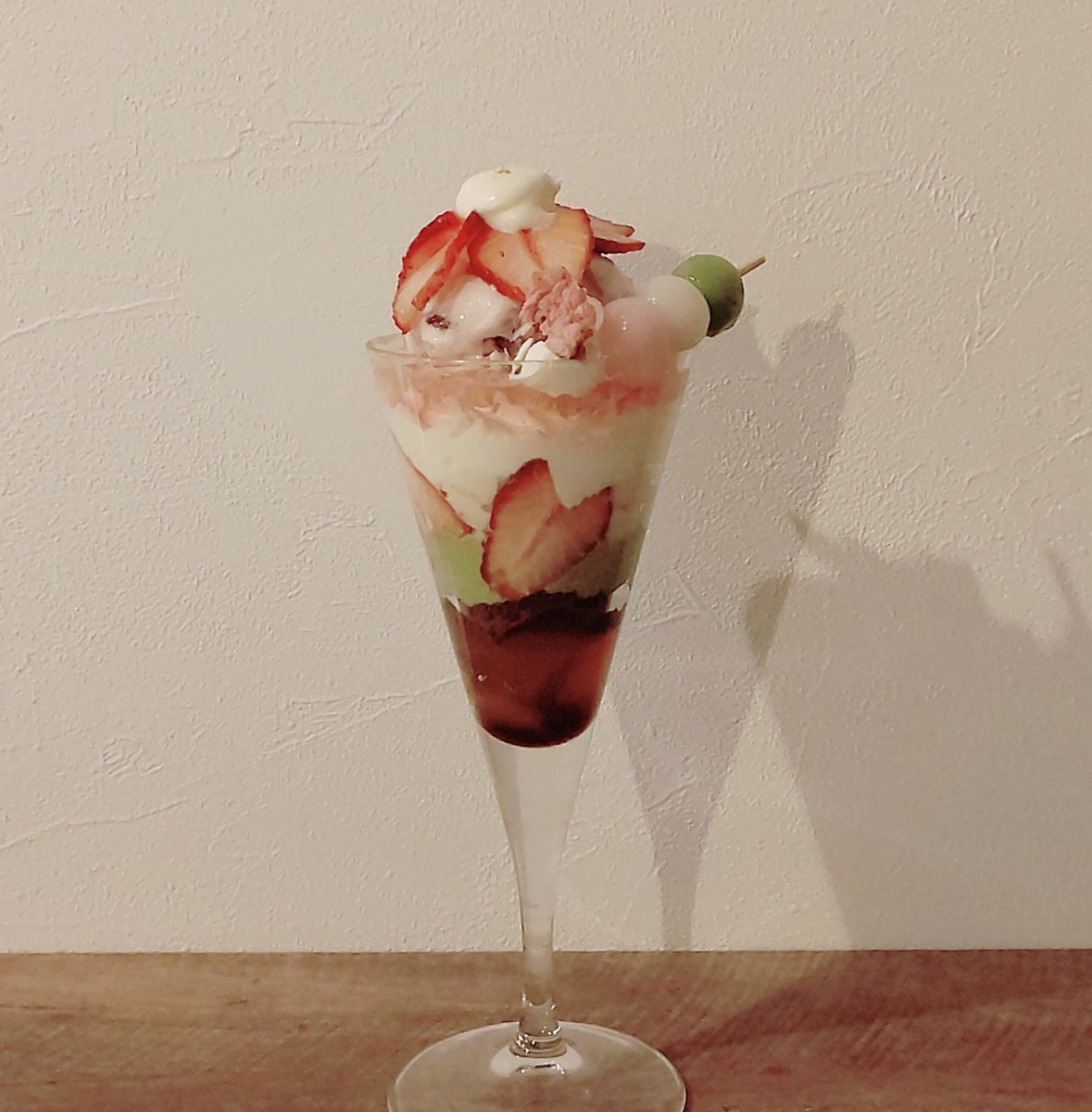 【3/23スタート🌸🍓】来週23日(月)から春限定メニューがスタートします。『さくらぱふぇ』¥1200 桜餅アイス、いちご、抹茶ムース、... [ミライスト【Twitter】]