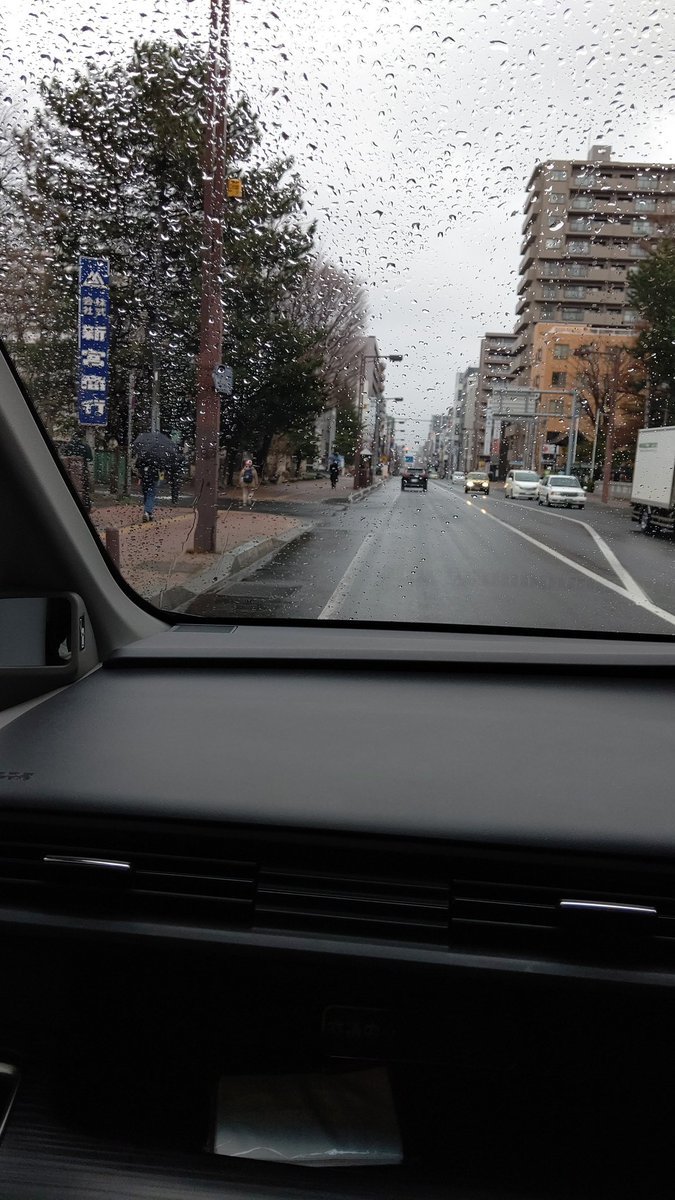 雨ですね〜今日も早いですね〜また、緊張してますよ〜っていうことで、風船設置行ってきます！ [おもちゃの平野【Twitter】]