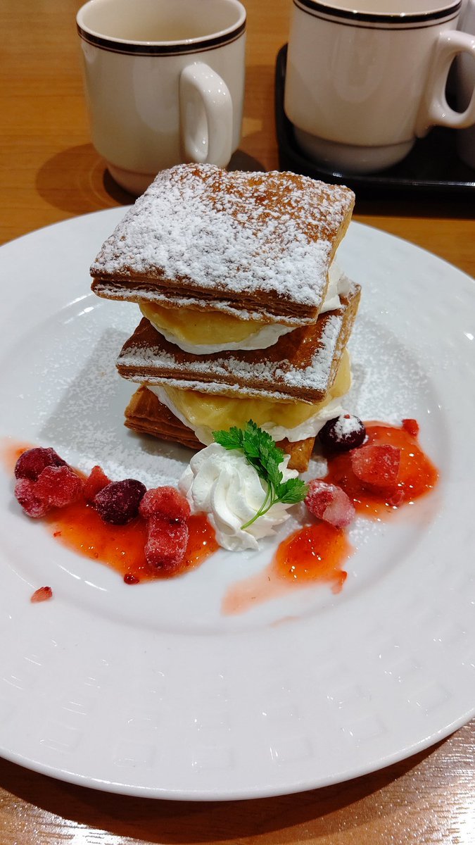 誕生日デザート！イェーイ！(笑) [おもちゃの平野【Twitter】]