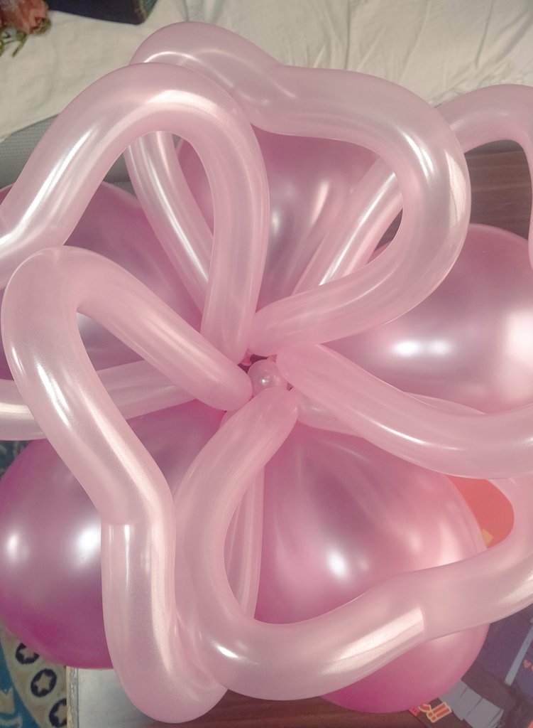 明日に向けて作業中🌸#バルーンアート #桜 #おもちゃの平野 [おもちゃの平野【Twitter】]