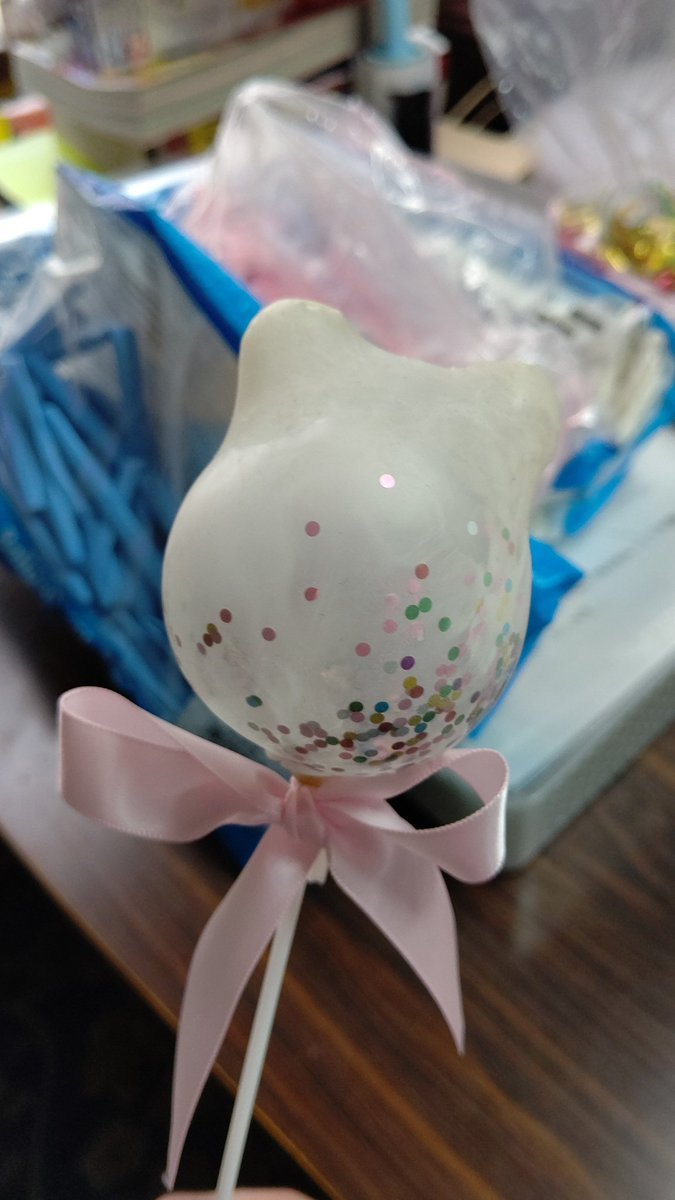 ハート風船がちぢんでこうなったのだけど、これもなんかかわいい気がする(笑) [おもちゃの平野【Twitter】]