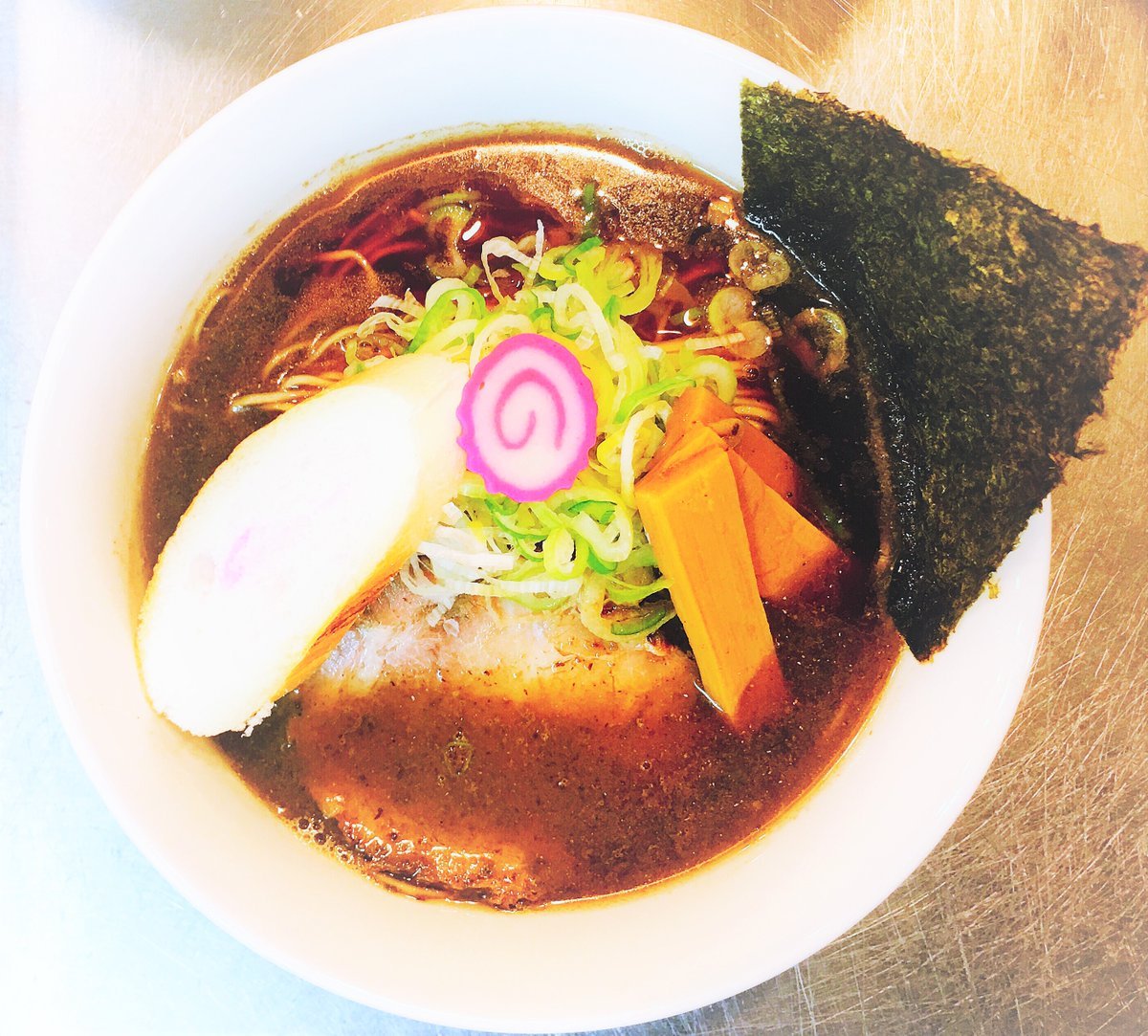当店店名にもある「煮干し」ですが、かなりのこだわりを持っております！最高の煮干しスープで相性抜群の作った自家製麺をマッチ... [中華そば　札幌煮干センター【Twitter】]