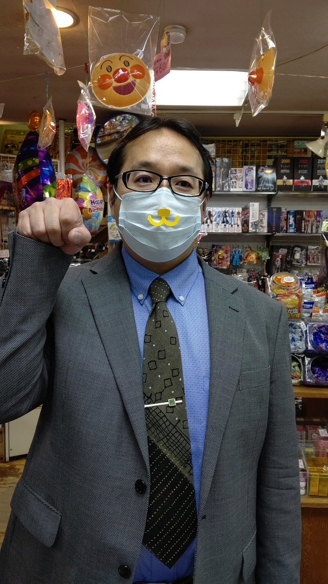 マスクで遊ぶ社長🤣🤣🤣来てくれたお客様に「(*´pq｀)ｸｽｯ」として欲しくて😁 [おもちゃの平野【Twitter】]